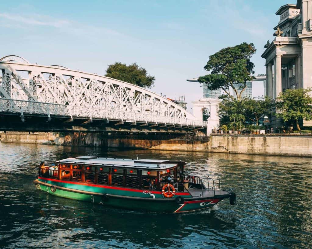 5 day itinerary for singapore - a bumboat to carry passengers for a cruise along the Singapore River
