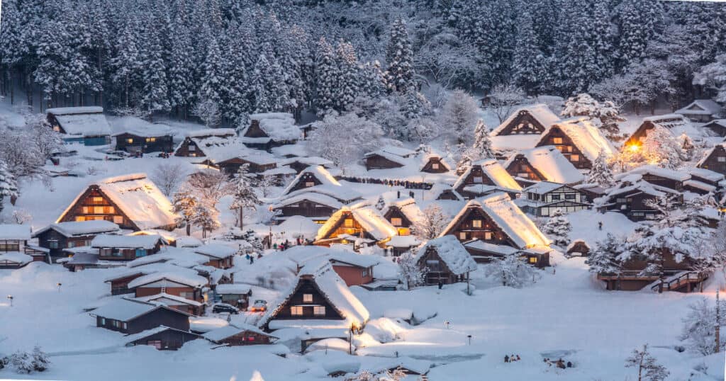 takayama winter travel - Shirakawago winter light-up with Snowfall