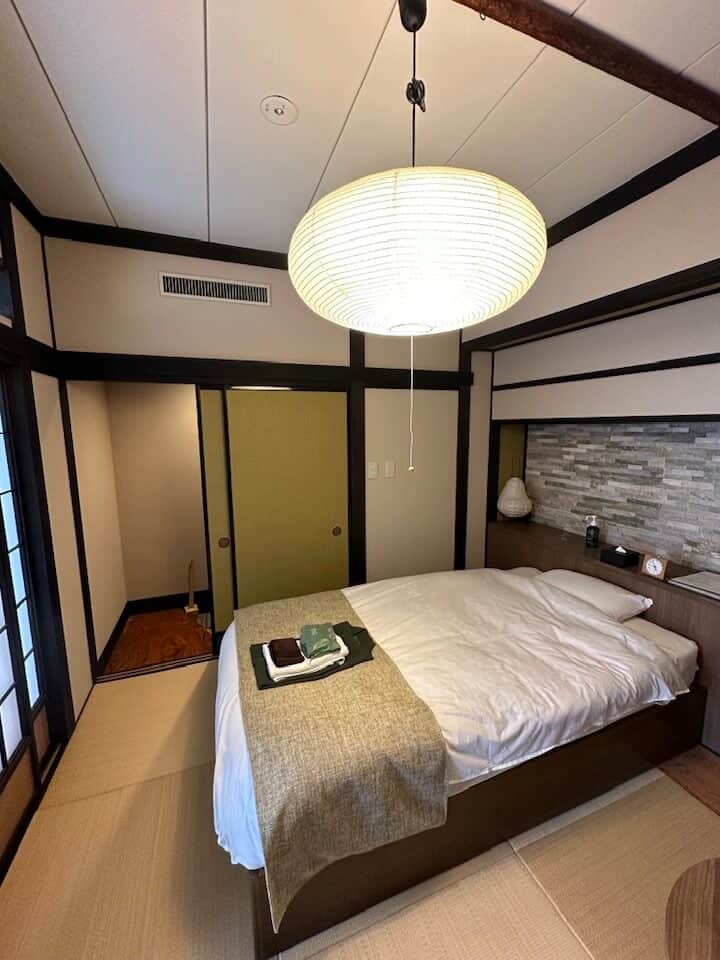 3 week japan trip itinerary - tatami-floored room at Hatori, Kanazawa