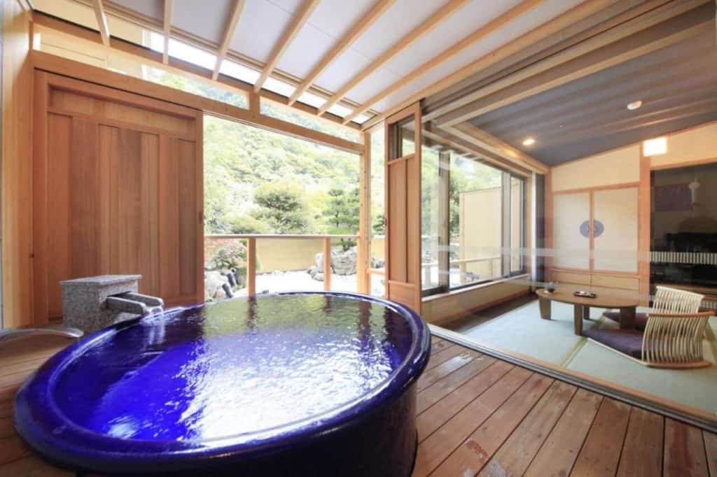 hotel with private onsen hakone - a open-air private onsen inside one of the rooms at Hotel Okada
