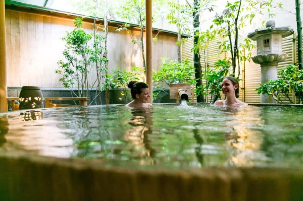 onsen kanazawa - two guests are enjoying their outdoor onsen bath at Hatori