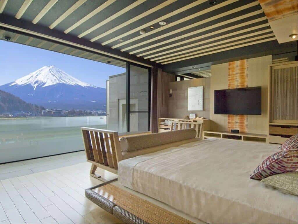 hotel near mt fuji with private onsen - a spacious room with the lake view at Kaze no Terrace Kukuna