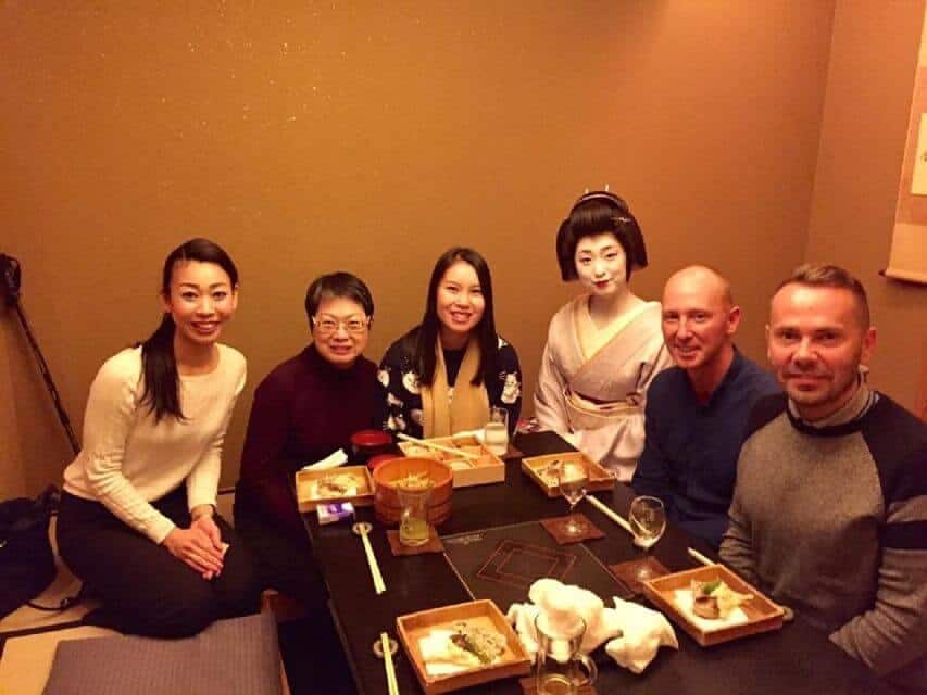 kyoto foodie tour - a group of participants taking photo with a Maiko