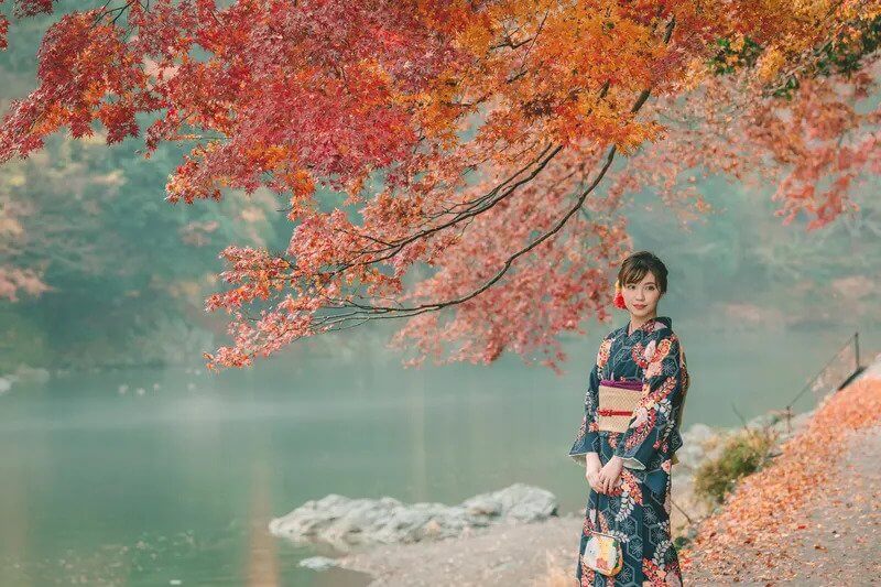 kyoto photographers 11 - a lady in kimono posing with a beautiful autumn backdrop
