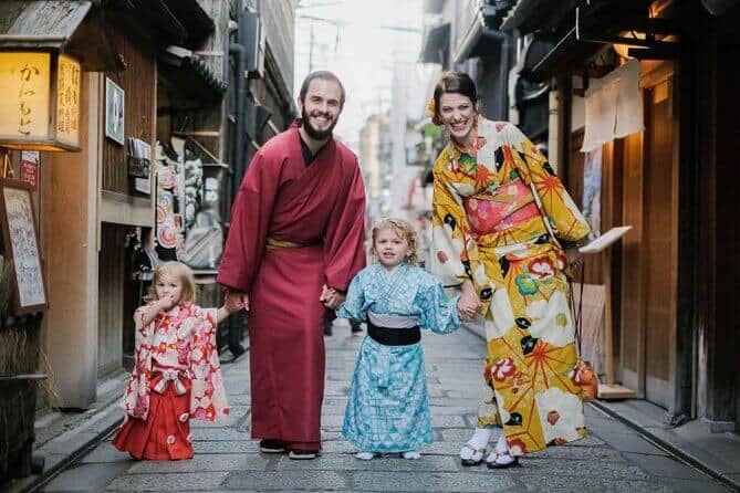 kyoto photography tours 4 - a family of 4 posing on one of the streets in Kyoto