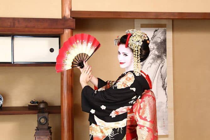 kyoto photography tours 6 - a lady dressed up as a Maiko holding a handheld fan