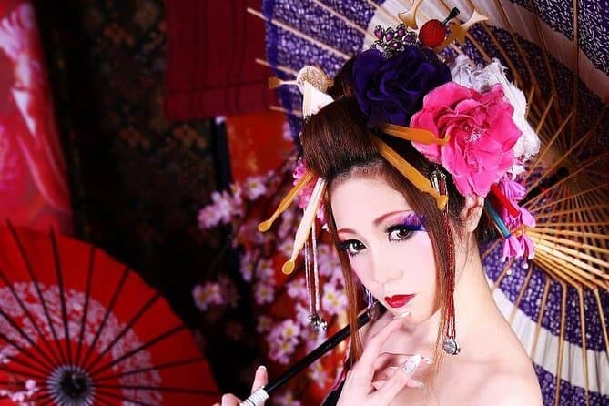 kyoto photography tours 8 - a lady dressed as an Oiran with colourful eyelashes