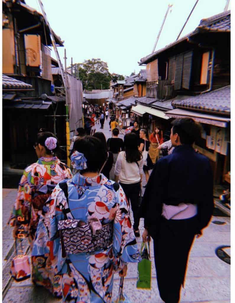 romantic places Japan - Kyoto (tourists wearing Japanese traditional clothing while walking along the street in Kyoto)
