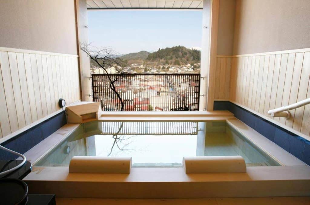 takayama onsen hotel - a private onsen bath facing the mountains in Takayama Ouan 