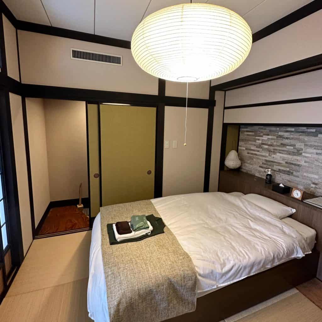 takayama ryokan private onsen bath - a Japanese-style room with Western bed in a ryokan