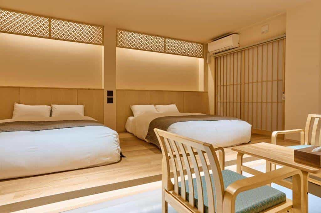 cheap ryokan with private onsen osaka - 2 beds and 2 chairs in one of the bedrooms at Konjaku-So Tempozan Osaka Bay