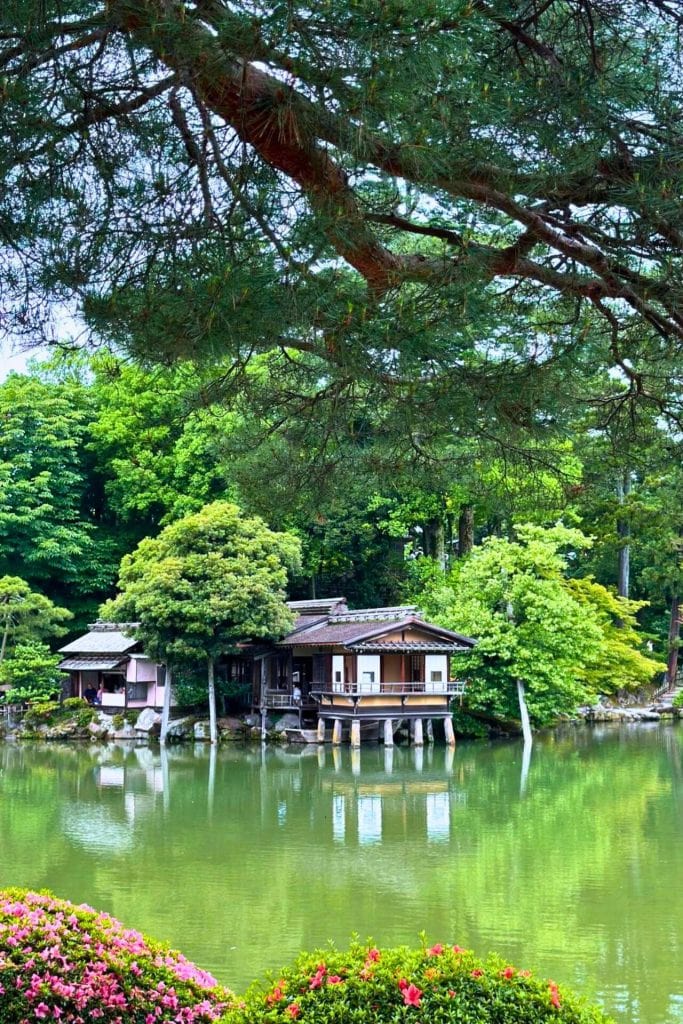Japan travel guide for first timers - kenrokuen garden in kanazawa