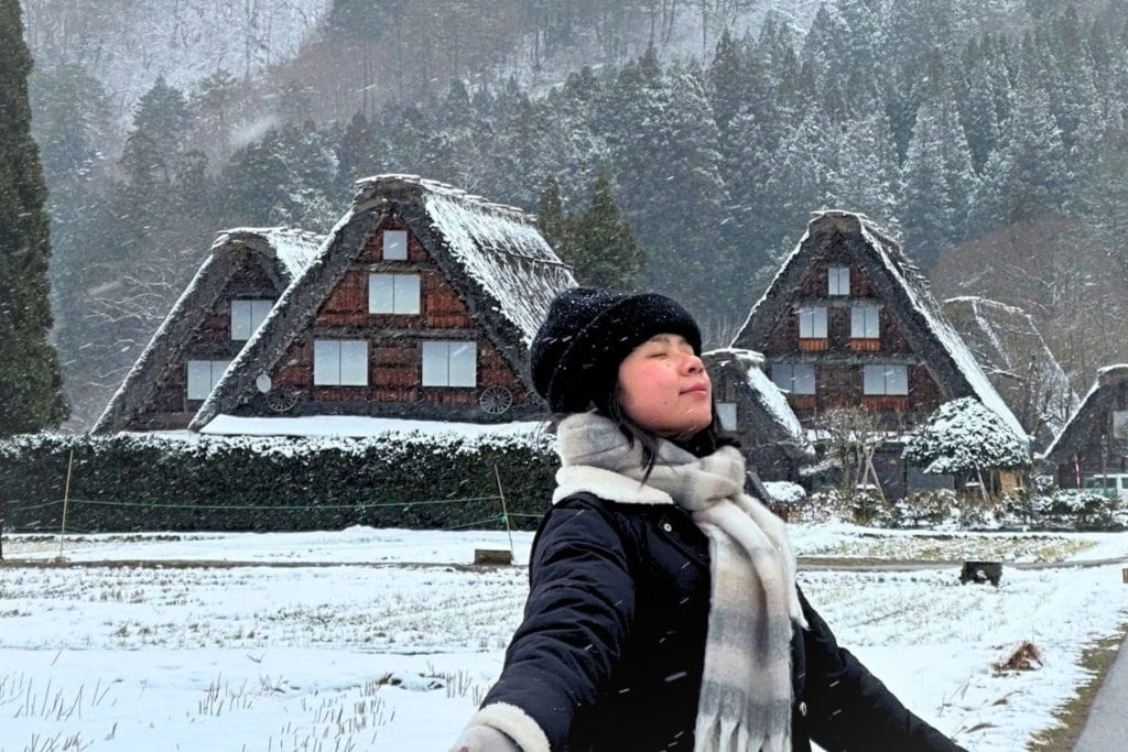 Japan travel guide for first timers - three houses at shirakawago